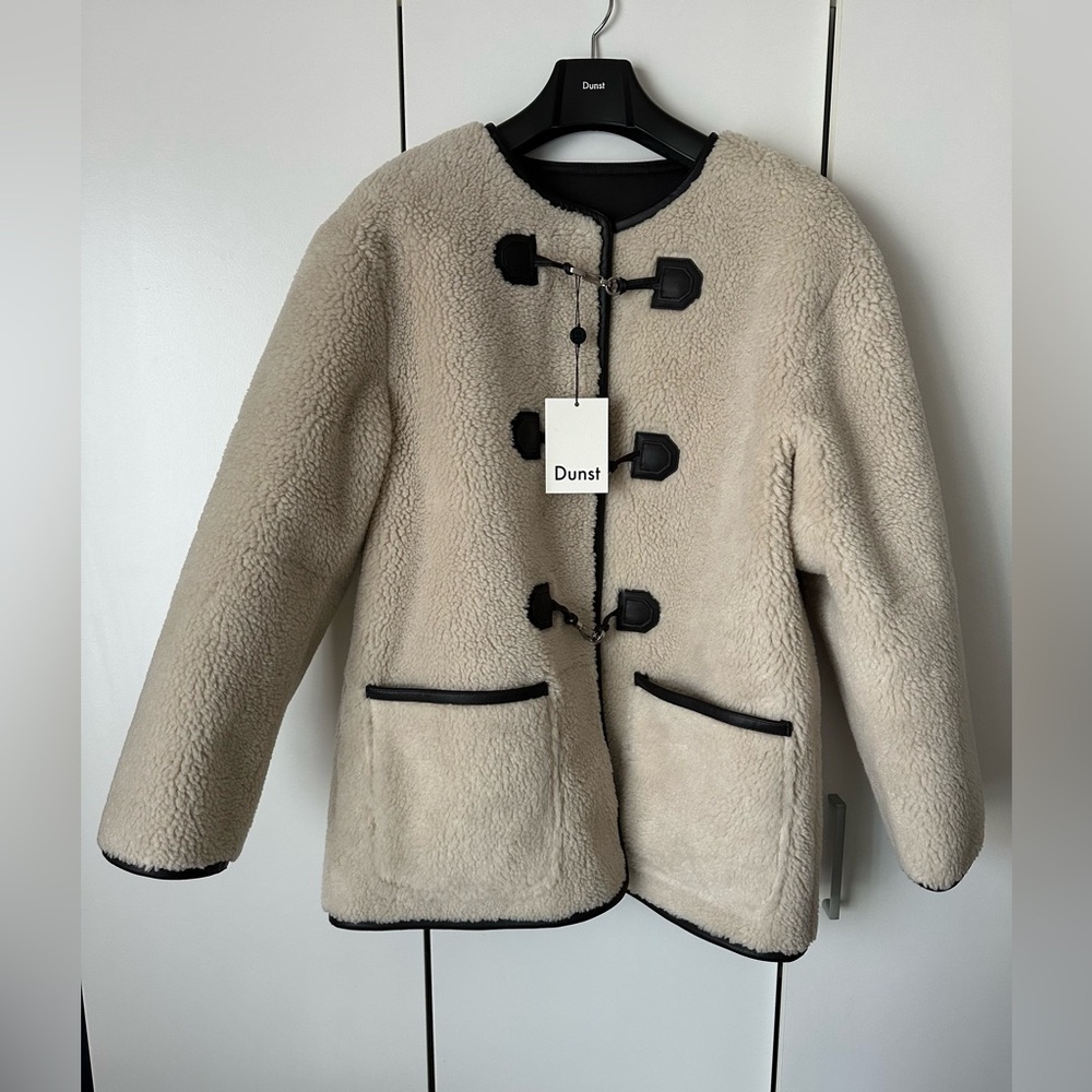Dunst Women’s Collarless Buckled Shearling Jacket Cream